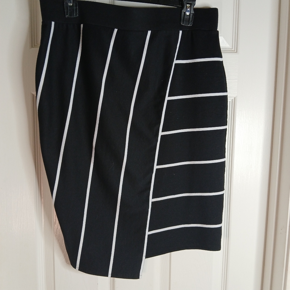 Belle + Sky Black and White Striped Women's Asymmetrical Skirt Sz L